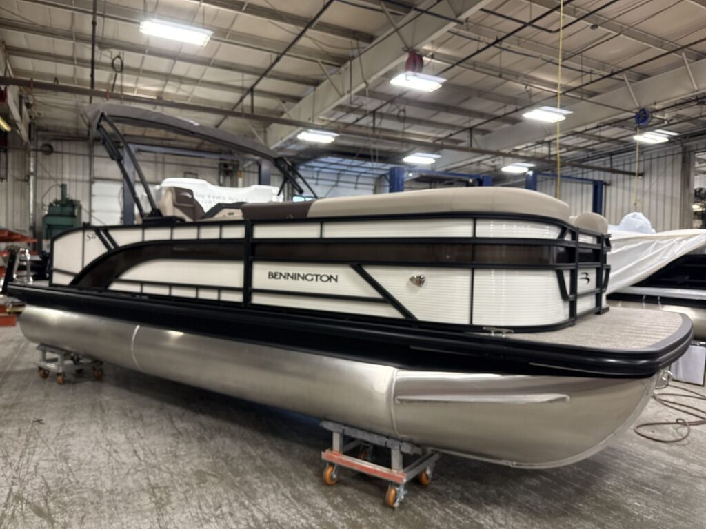 2026 Bennington 22 S Swingback